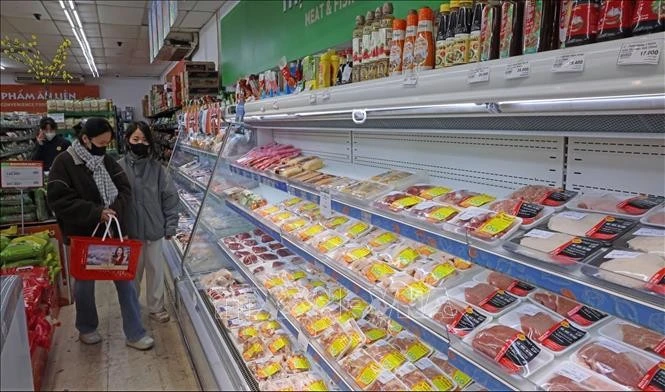 Thị trường hàng hóa Tết ổn định, người mua ở mức vừa phải.