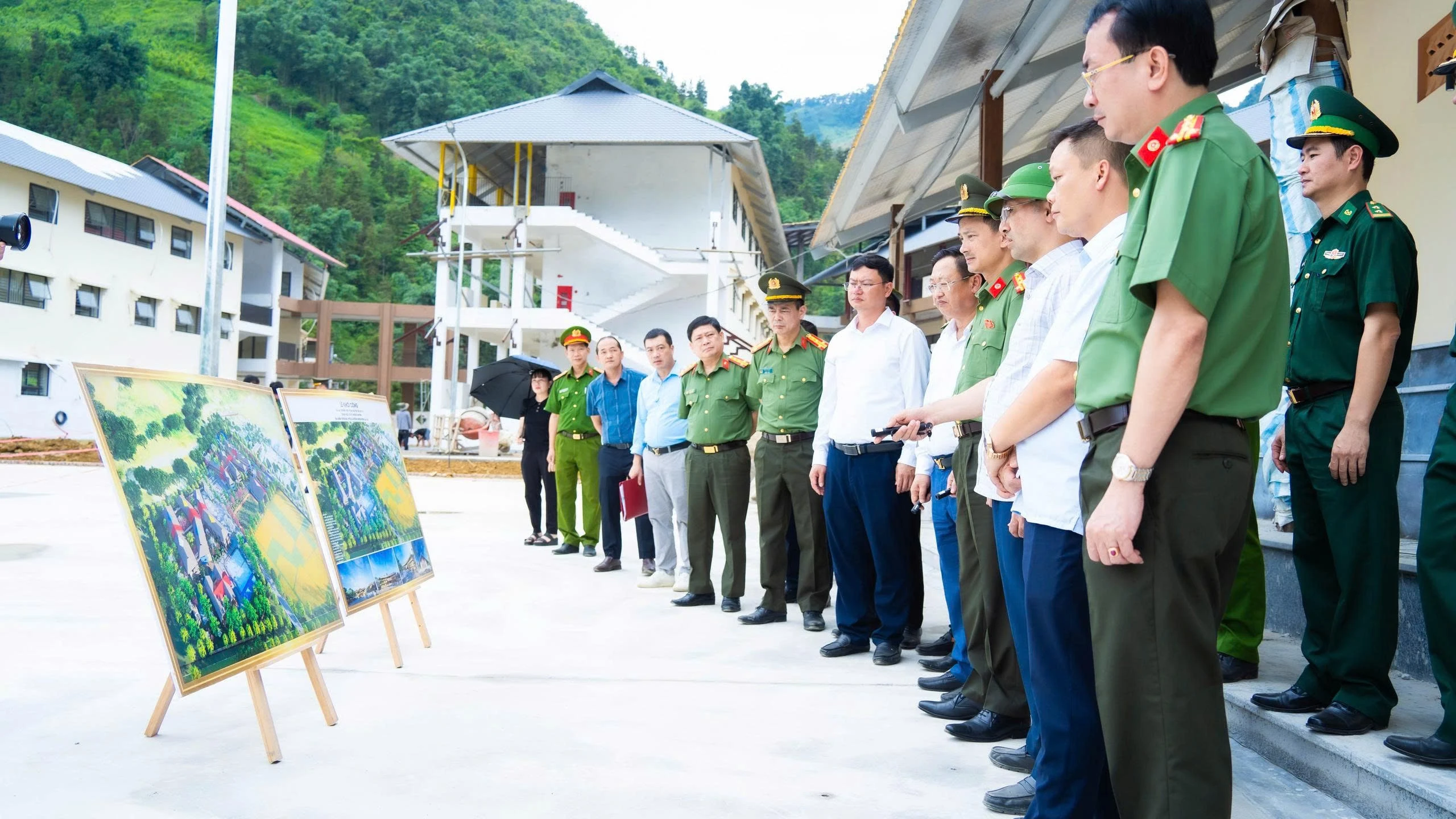 dong-chi-dai-ta-trinh-khac-cuong-giam-doc-cong-an-tinh-lao-cai-va-doan-cong-tac-tham-truong-pho-thong-noi-tru-tieu-hoc-va-thcs-muong-khuong.jpg