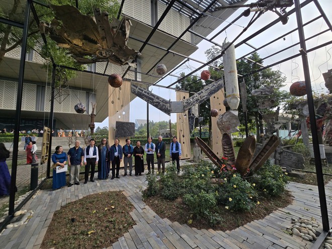 Những mảnh vỡ máy bay và vỏ bom làm nên không gian sắp đặt nghệ thuật "Chiến tranh và Hòa bình".