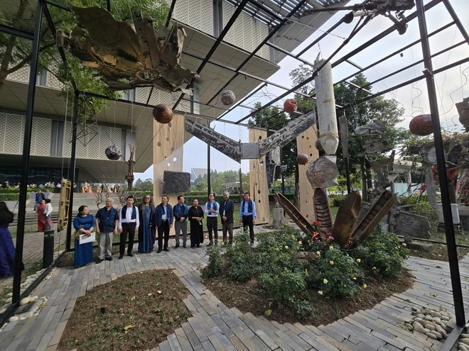 Những mảnh vỡ máy bay và vỏ bom làm nên không gian sắp đặt nghệ thuật "Chiến tranh và Hòa bình".