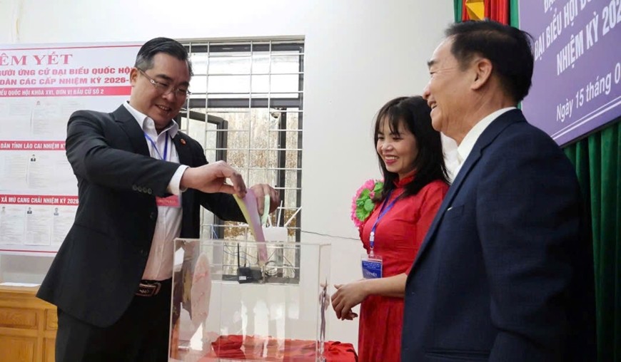 Cử tri xã Mù Cang Chải thực hiện quyền công dân trong ngày 15-3.