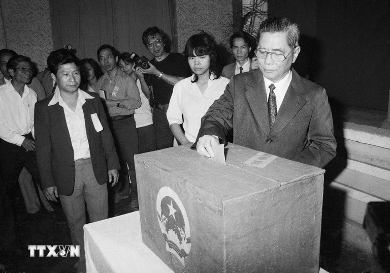 Tổng Bí thư Nguyễn Văn Linh bỏ phiếu bầu đại biểu Quốc hội khóa 8 và Hội đồng Nhân dân các cấp tại đơn vị bầu cử số 6, phường Quán Thánh, quận Ba Đình (Hà Nội), sáng 19/04/1987.