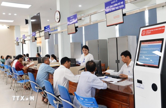 Trung tâm Phục vụ hành chính công xã Mộ Đức, Quảng Ngãi giải quyết hồ sơ cho hàng chục người dân mỗi ngày.