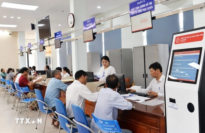 Trung tâm Phục vụ hành chính công xã Mộ Đức, Quảng Ngãi giải quyết hồ sơ cho hàng chục người dân mỗi ngày.