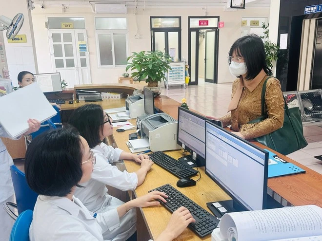 Người dân làm thủ tục khám chữa bệnh. (Ảnh: T.G/Vietnam+)