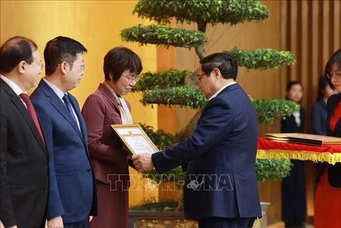 Thủ tướng Phạm Minh Chính trao Bằng khen của Ban Chấp hành Đảng bộ Chính phủ cho đồng chí Vũ Việt Trang, Tổng Giám đốc Thông tấn xã Việt Nam.