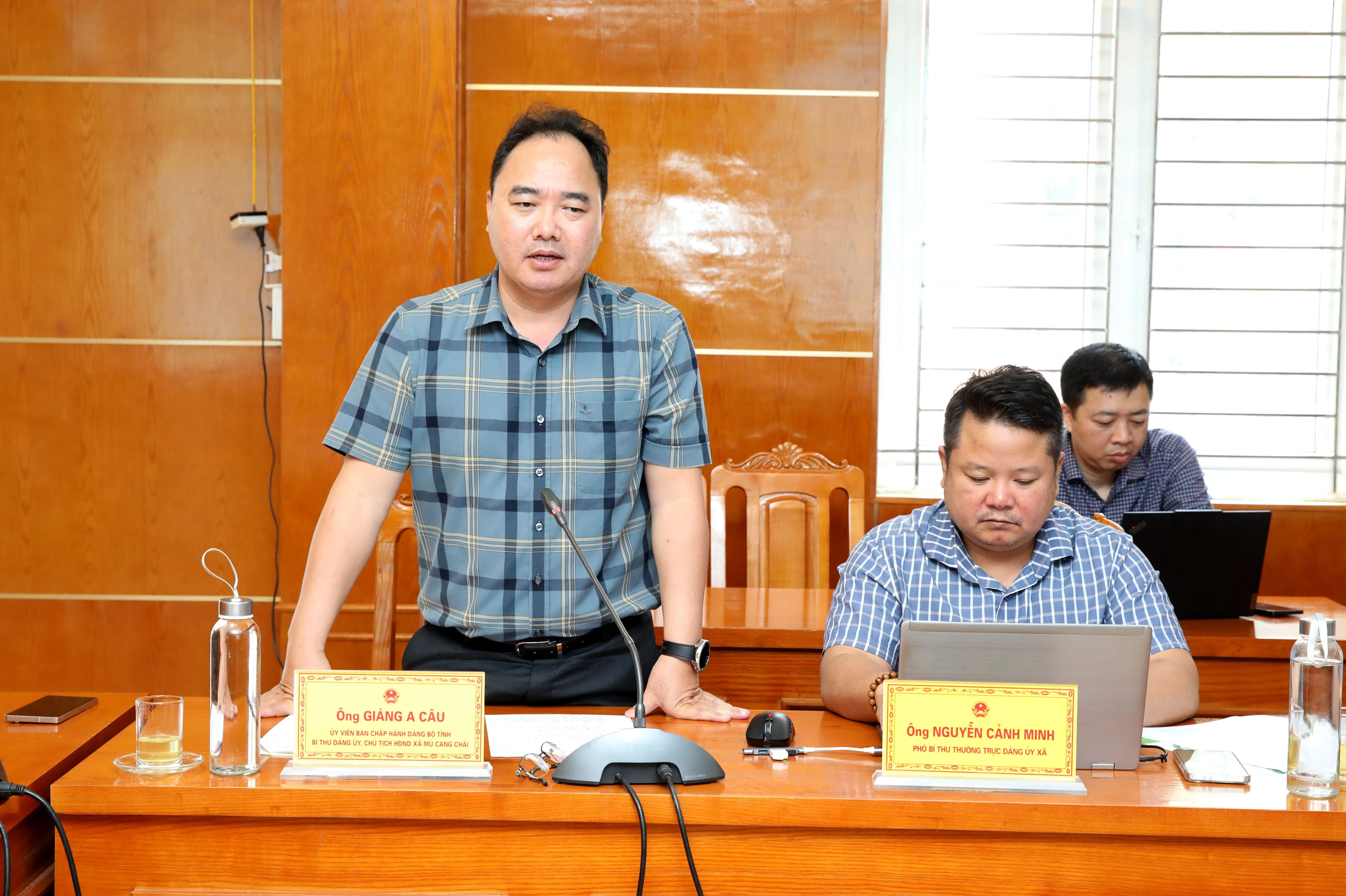 Đồng chí Giàng A Câu - Bí thư Đảng ủy xã Mù Cang Chải phát biểu tại buổi làm việc.