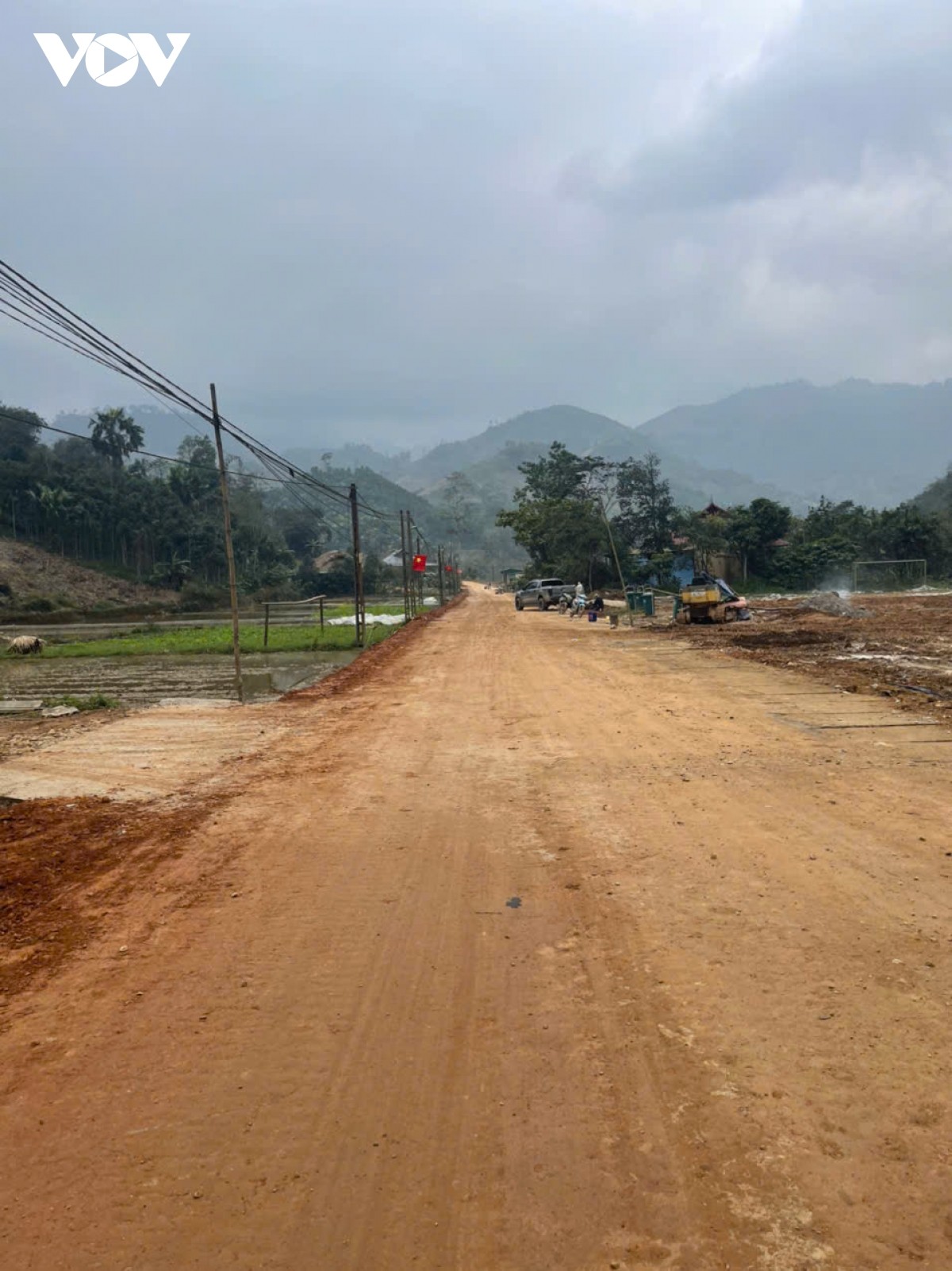 Con đường hoàn thành trước thềm năm mới đã tiếp thêm niềm vui, tạo khí thế phấn khởi cho bà con nhân dân Lâm Thượng đón Tết, vui xuân.