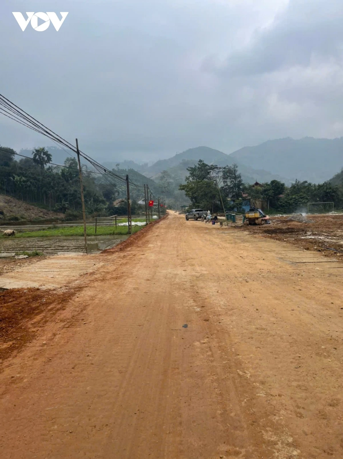 Con đường hoàn thành trước thềm năm mới đã tiếp thêm niềm vui, tạo khí thế phấn khởi cho bà con nhân dân Lâm Thượng đón Tết, vui xuân.