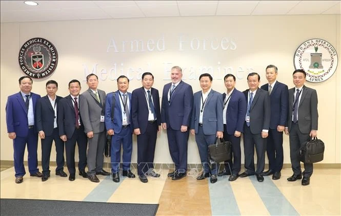 Thượng tướng Nguyễn Văn Gấu làm việc tại Hệ thống Giám định Y khoa Lực lượng vũ trang Hoa Kỳ - cơ sở pháp y quân sự hàng đầu của đặt trụ sở tại bang Delaware. Ảnh: TTXVN phát
