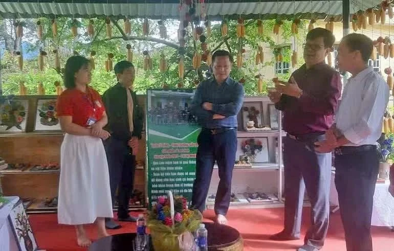 Đoàn kiểm tra của Ban Tuyên giáo và Dân vận Tỉnh ủy Lào Cai tham quan mô hình dân vận khéo "Quả từ rừng - Tình thương gửi trẻ" tại nhà trường.