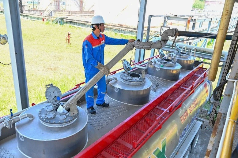 Sản xuất Ethanol tại Nhà máy Nhiên liệu sinh học Dung Quất (BSR-BF).