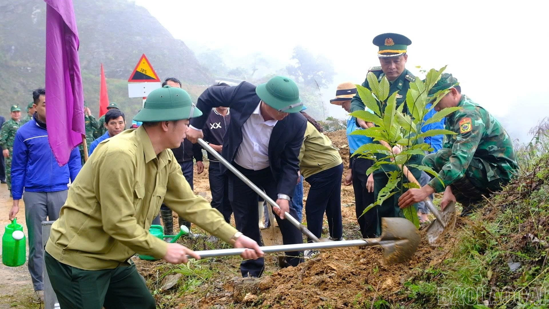 Đại biểu và người dân tham gia trồng 1.000 cây lát dọc tuyến đường tuần tra biên giới từ mốc 130 đến mốc 141.