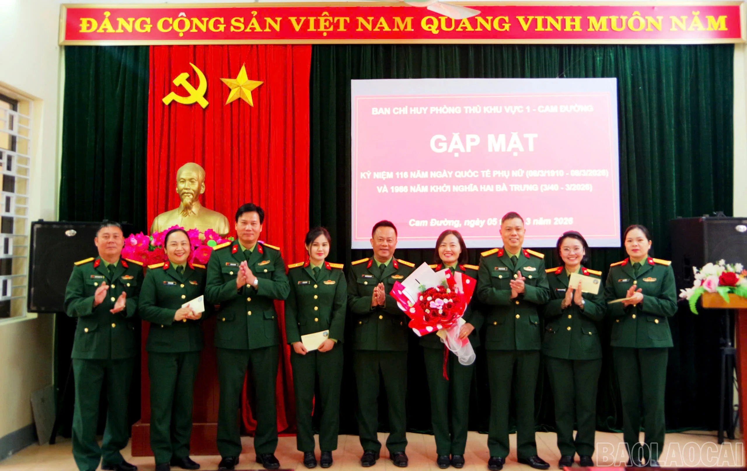 Thủ trưởng Ban Chỉ huy Phòng thủ khu vực tặng hoa và quà chúc mừng hội viên phụ nữ.