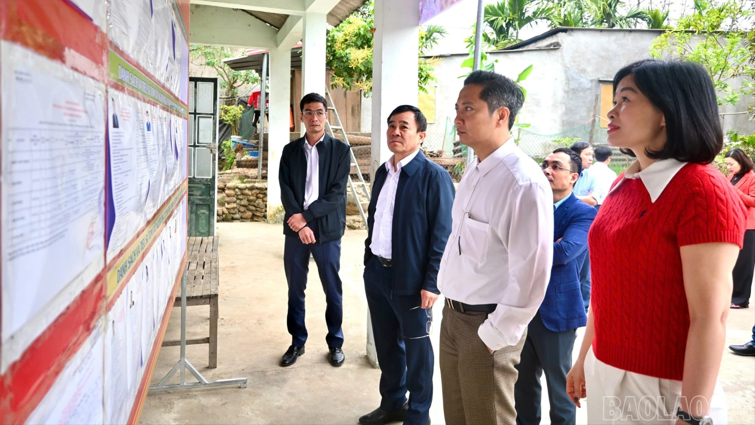 Trưởng ban Tổ chức Tỉnh ủy Phạm Toàn Thắng và đoàn công tác kiểm tra công tác chuẩn bị bầu cử tại xã Dương Quỳ.