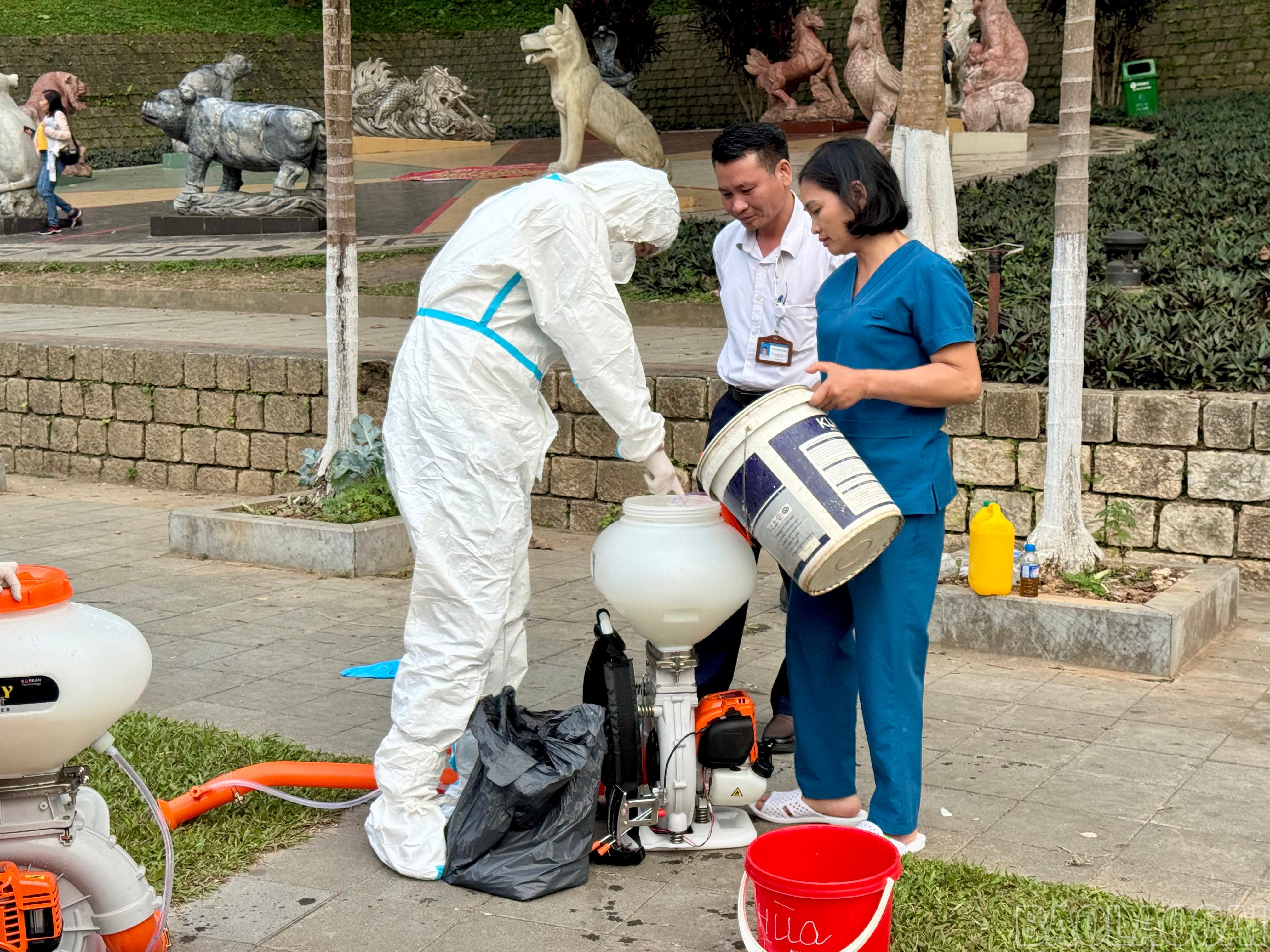 Trạm Y tế phường Lào Cai chuẩn bị đầy đủ hóa chất, thiết bị bảo hộ và phân công cán bộ phun khử khuẩn Đền Thượng sau lễ hội.