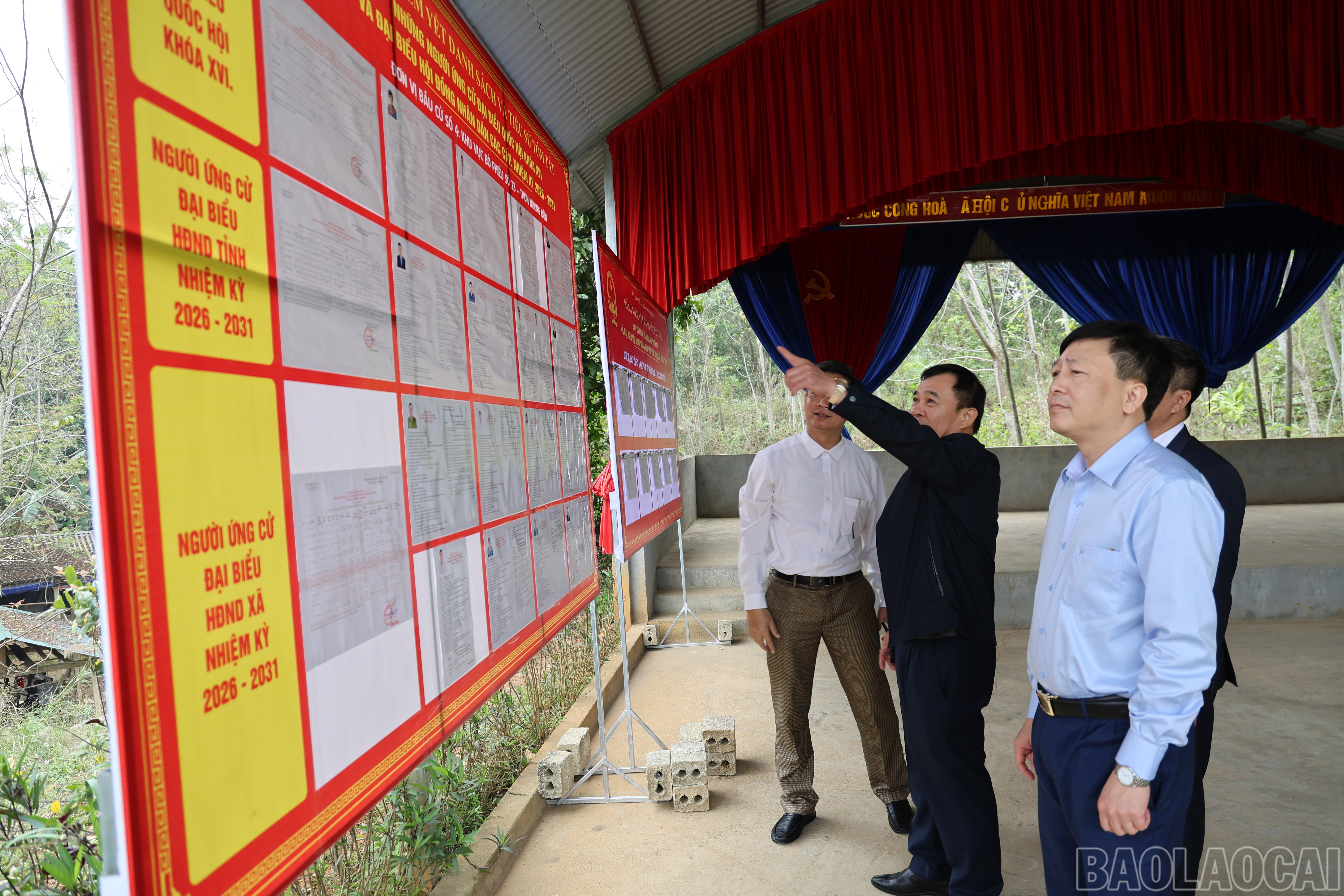 Đoàn công tác kiểm tra việc niêm yết danh sách cử tri và người ứng cử đại biểu Quốc hội và đại biểu HĐND các cấp tại xã Văn Bàn.