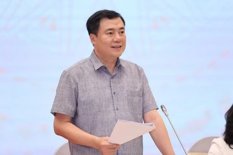 Thứ trưởng Công thương Nguyễn Sinh Nhật Tân trả lời câu hỏi của các nhà báo.