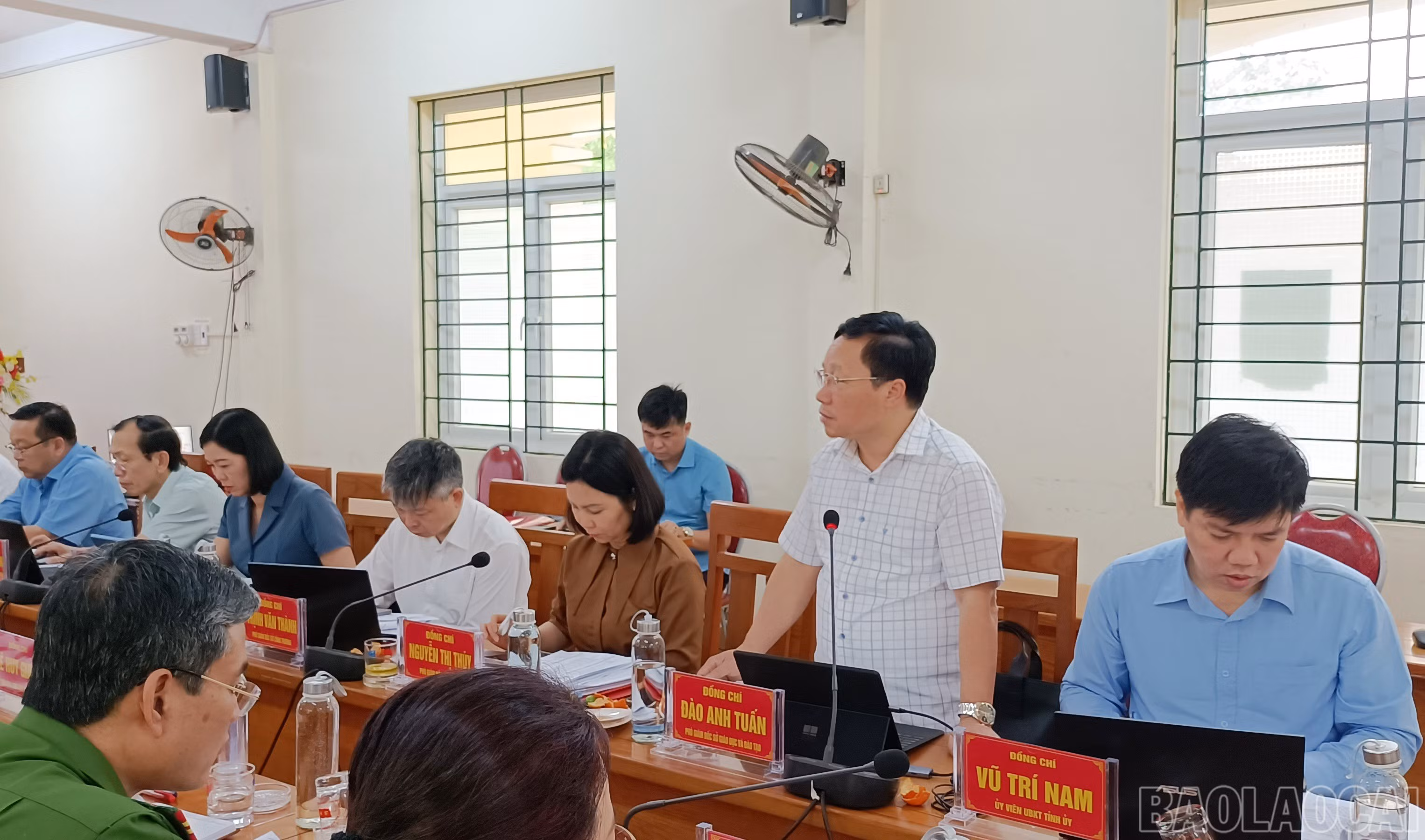 Thành viên đoàn giám sát tham gia ý kiến.