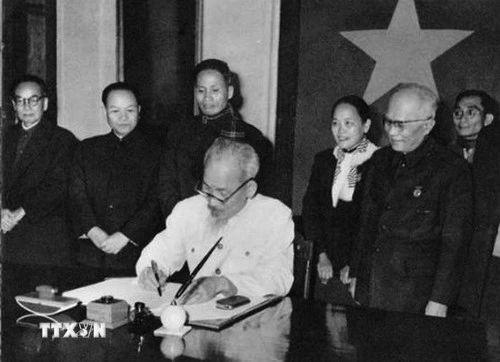 Ngày 1/1/1960, Chủ tịch Hồ Chí Minh ký sắc lệnh công bố Hiến pháp năm 1959.