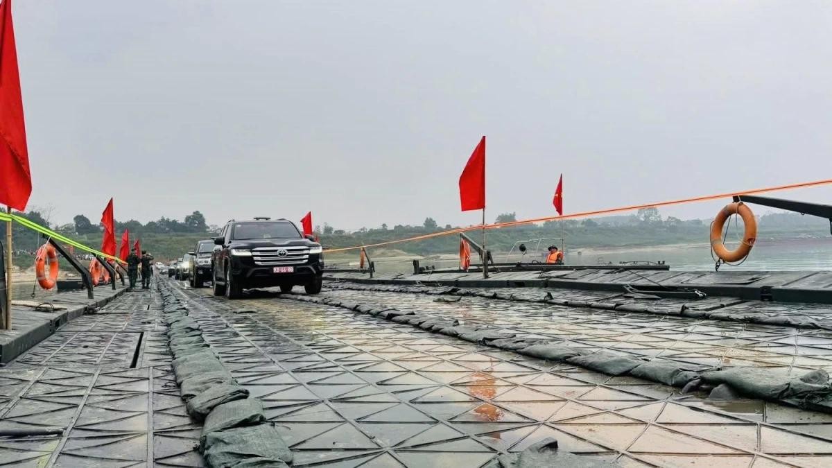 Trong quá trình vận hành, lực lượng làm nhiệm vụ thường xuyên túc trực, kiểm tra kỹ thuật, hướng dẫn giao thông, bảo đảm an toàn tuyệt đối cho người và phương tiện qua lại.