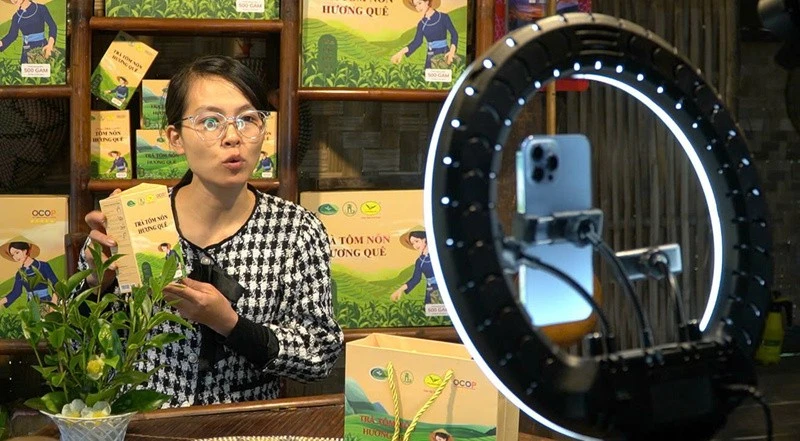 Hợp tác xã nông sản Phú Lương thường xuyên livestream chia sẻ về câu chuyện thương hiệu.