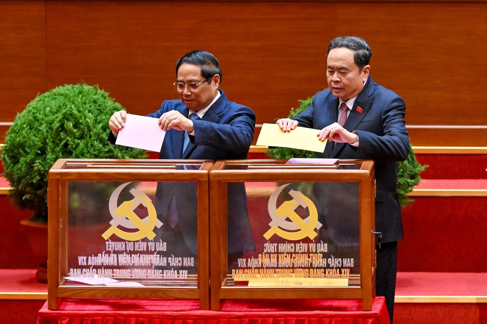 Các lãnh đạo Đảng và Nhà nước bỏ phiếu bầu Ban Chấp hành Trung ương khóa XIV.