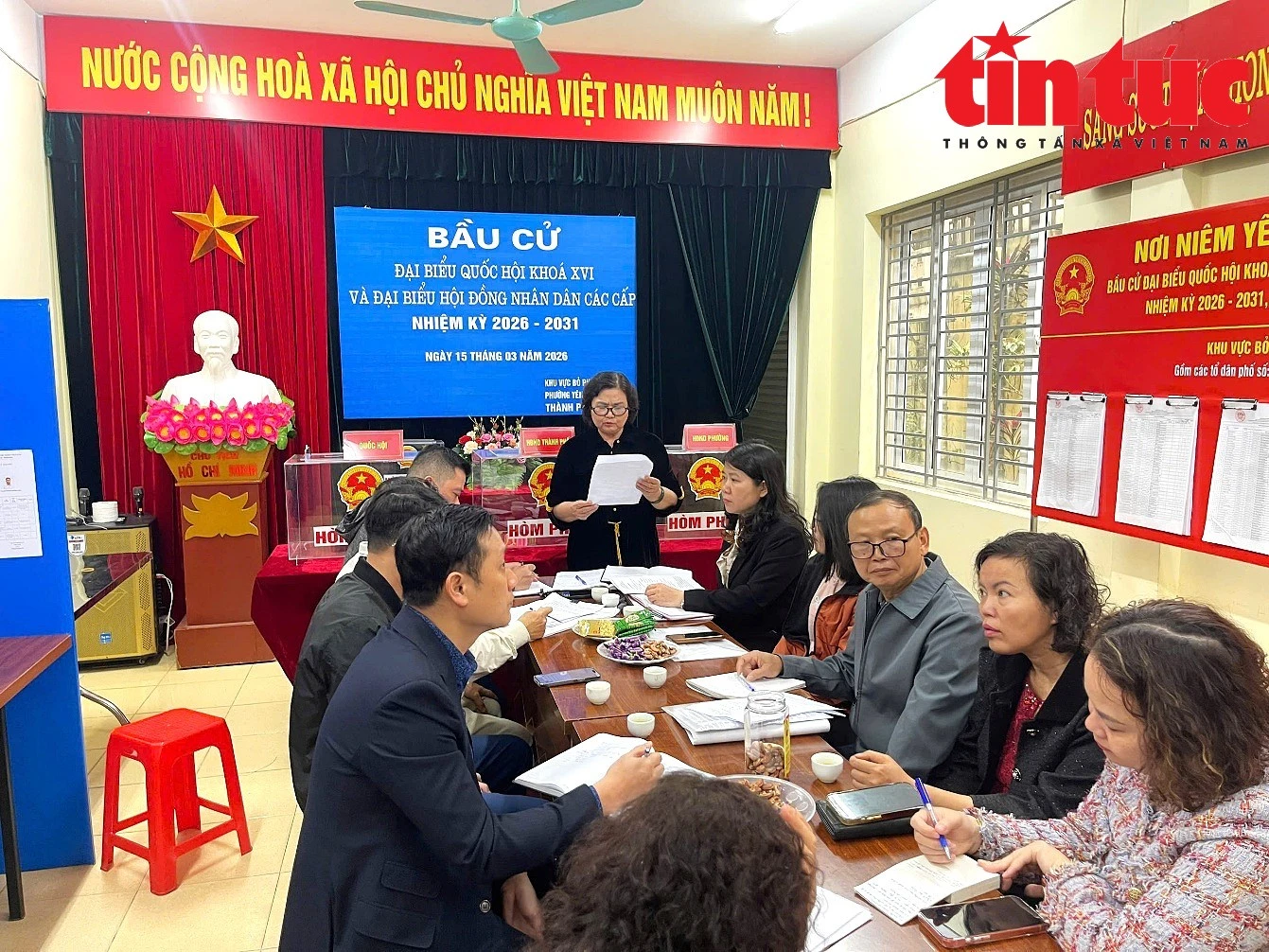 Tổ bầu cử phân công nhiệm vụ cho các thành viên và phổ biến thông tin đến cử tri.