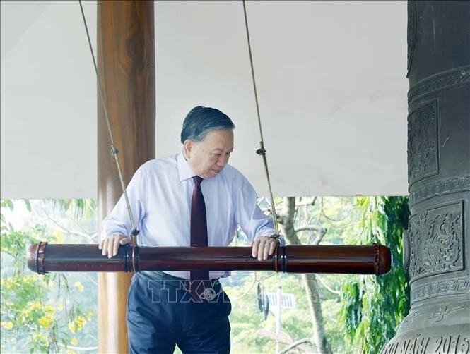 Tổng Bí thư, Chủ tịch nước Tô Lâm thỉnh chuông tại Nghĩa trang Liệt sĩ Tân Biên (Nghĩa trang Liệt sĩ Đồi 82).