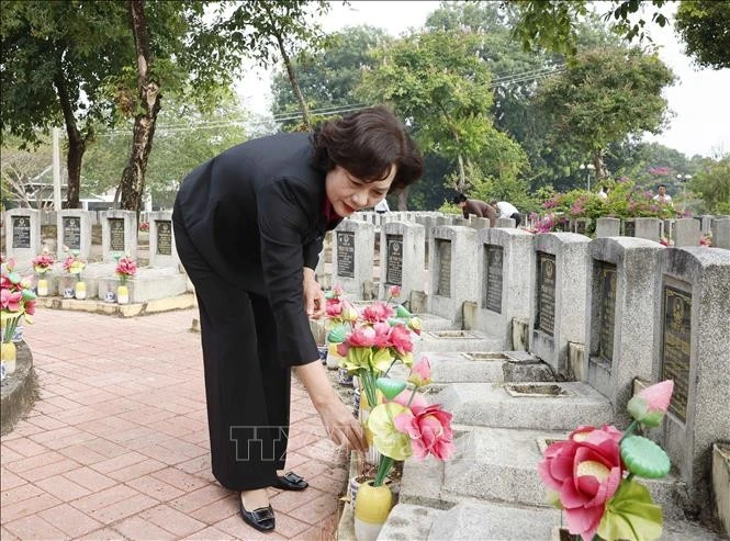 Đại biểu thắp hương tri ân các Anh hùng - Liệt sĩ tại Nghĩa trang Liệt sĩ Tân Biên (Nghĩa trang Liệt sĩ Đồi 82).