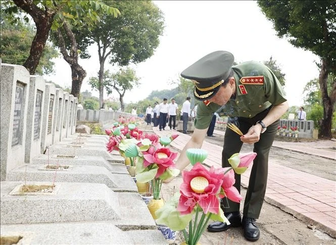 Đại biểu thắp hương tri ân các Anh hùng - Liệt sĩ tại Nghĩa trang Liệt sĩ Tân Biên (Nghĩa trang Liệt sĩ Đồi 82).