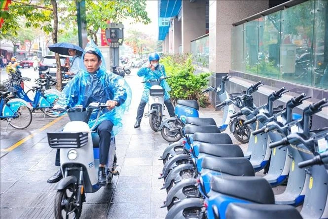 Hệ thống xe máy điện cho thuê ngày càng phát triển, cho phép người dân dễ dàng tiếp cận phương tiện di chuyển linh hoạt, tiện lợi mà không cần sở hữu cá nhân, đồng thời góp phần thúc đẩy lối sống xanh và giảm thiểu ô nhiễm môi trường.