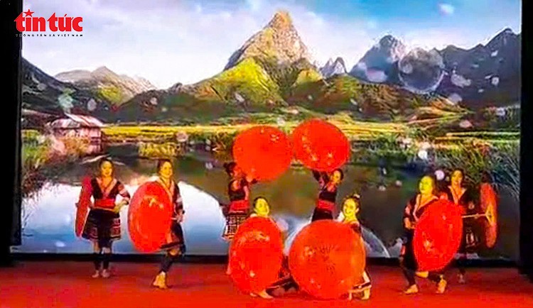 Đội văn nghệ Khu du lịch Cổng trời Ô Quy Hồ do đồng bào dân tộc biểu diễn.