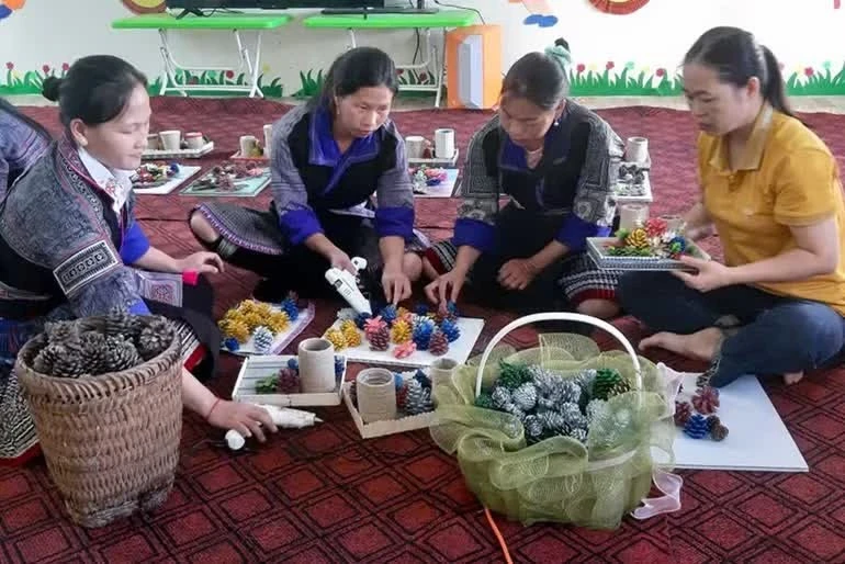 Phụ huynh học sinh và giáo viên nhà trường cùng chế tác các sản phẩm thủ công mỹ nghệ.