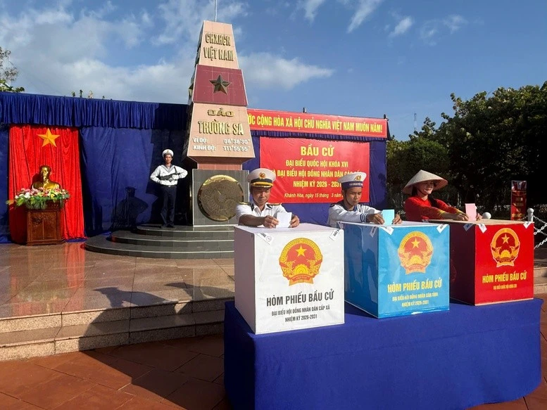 Các cử tri thực hiện bỏ phiếu tại khu vực bỏ phiếu số 14 (đảo Trường Sa) đặc khu Trường Sa, tỉnh Khánh Hòa.