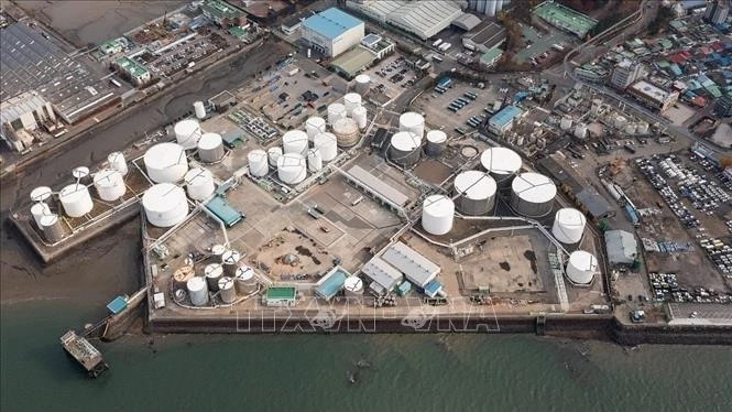Các bể chứa tại công ty lọc dầu GS Caltex ở Incheon, Hàn Quốc.