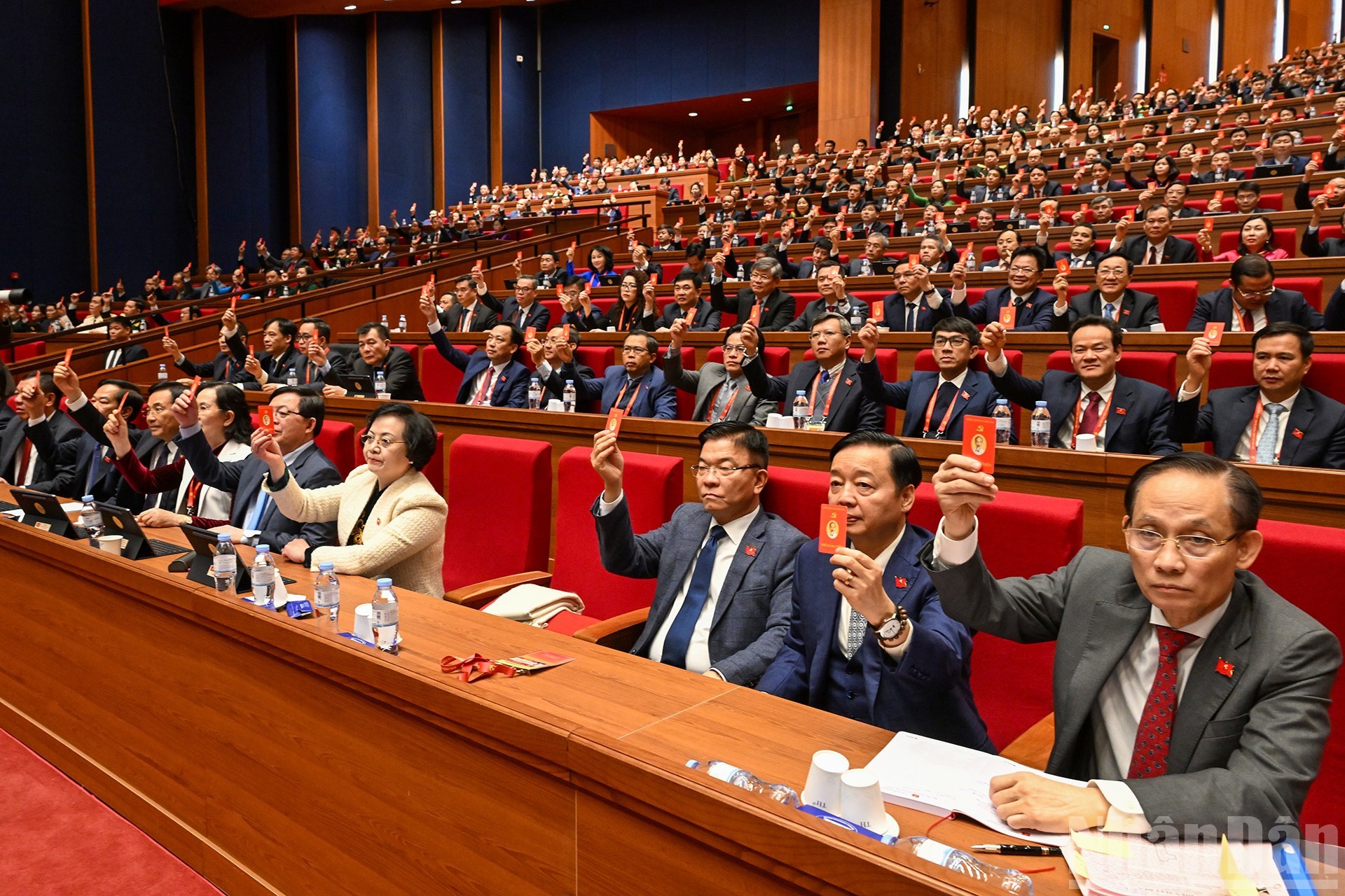 Các đại biểu Đoàn Đảng bộ Chính phủ biểu quyết tại phiên làm việc.