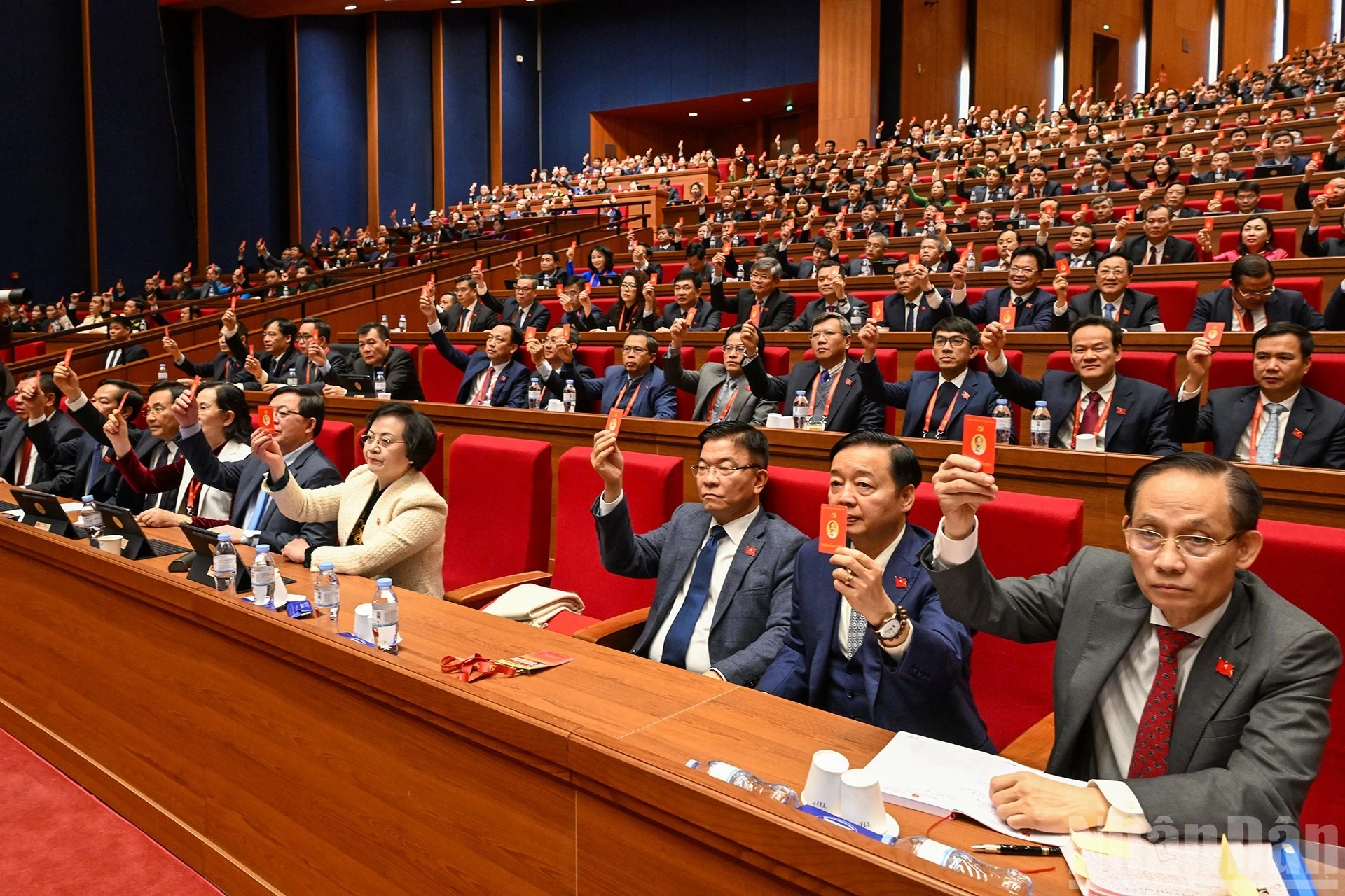 Các đại biểu Đoàn Đảng bộ Chính phủ biểu quyết tại phiên làm việc.