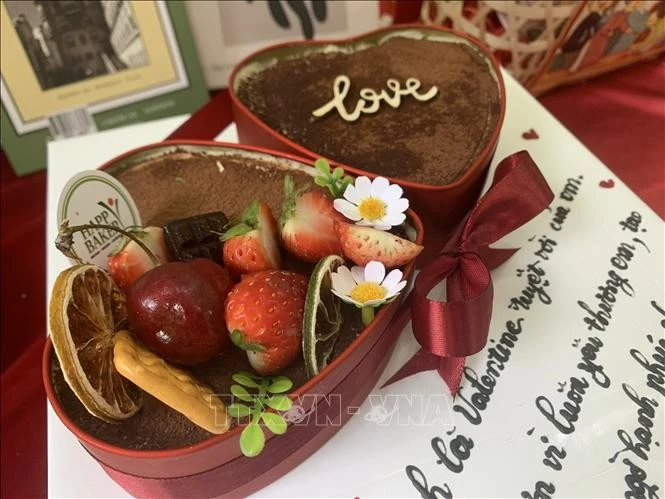Valentine năm nay, dòng bánh teramisu hình trái tim với trang trí bắt mắt, giá bán hợp lý cũng là dòng sản phẩm chủ đạo được khách hàng quan tâm.