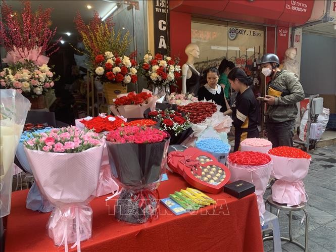 Socola và hoa hồng - những quà tặng truyền thống dịp Lễ tình nhân Valentine nên chiếm sóng trên hầu hết các kệ hàng tại các shop quà tặng tại Hải Phòng.