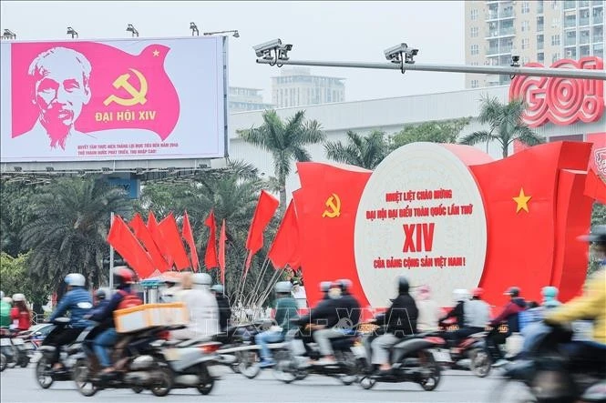 Không khí chào mừng Đại hội XIV của Đảng lan tỏa qua từng pano, bảng tuyên truyền trên đường phố Hà Nội. Ảnh: Lê Đông/TTXVN