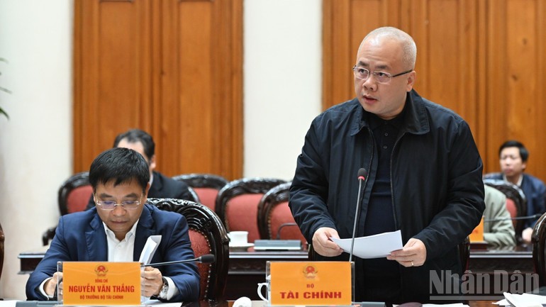 Lãnh đạo Bộ Tài chính phát biểu ý kiến tại phiên họp.