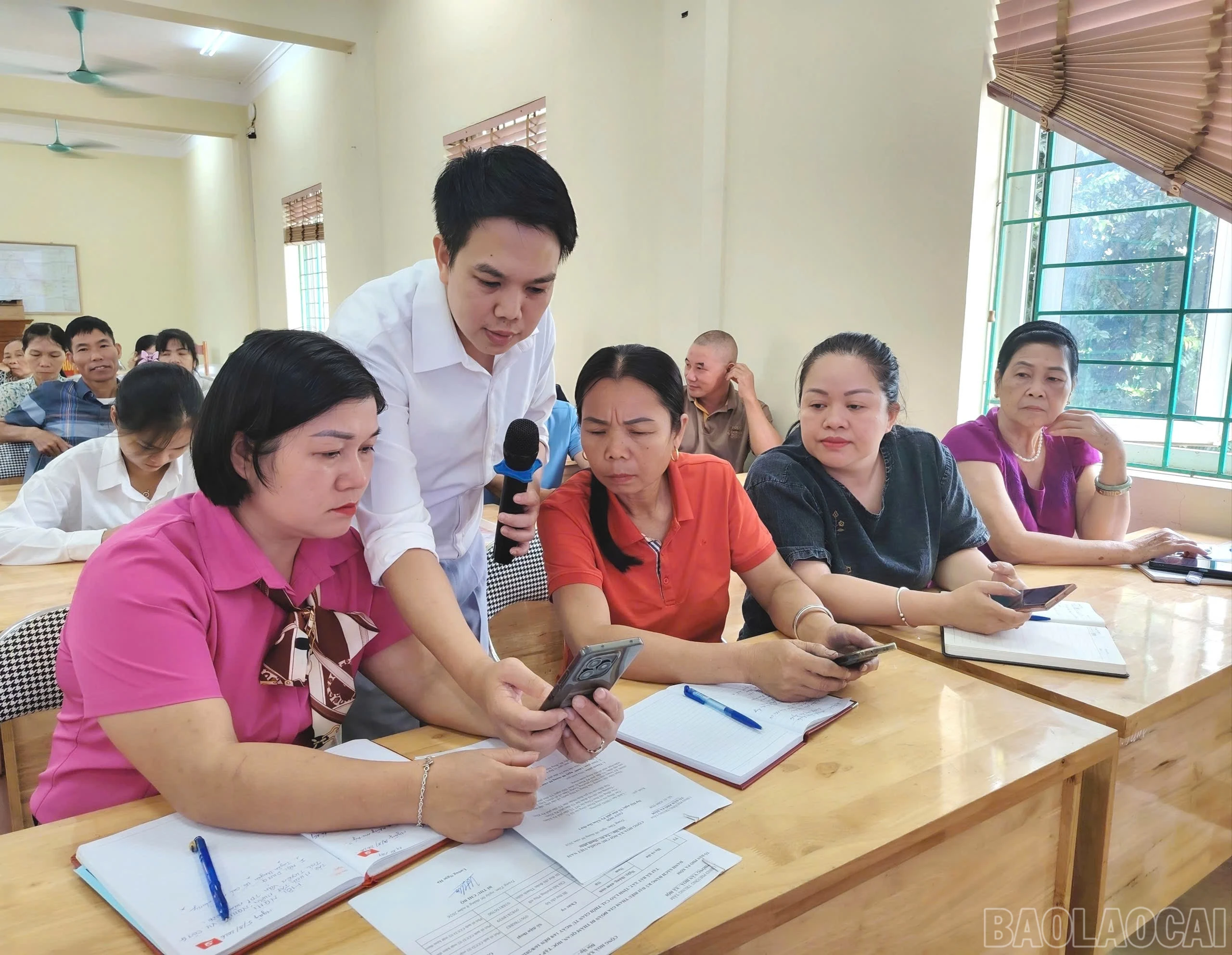 baolaocai-br_huong-dan-thao-tac-thuc-hien-thu-tuc-hanh-chinh-tren-moi-truong-so-theo-phuong-cham-cam-tay-chi-viec-3.jpg