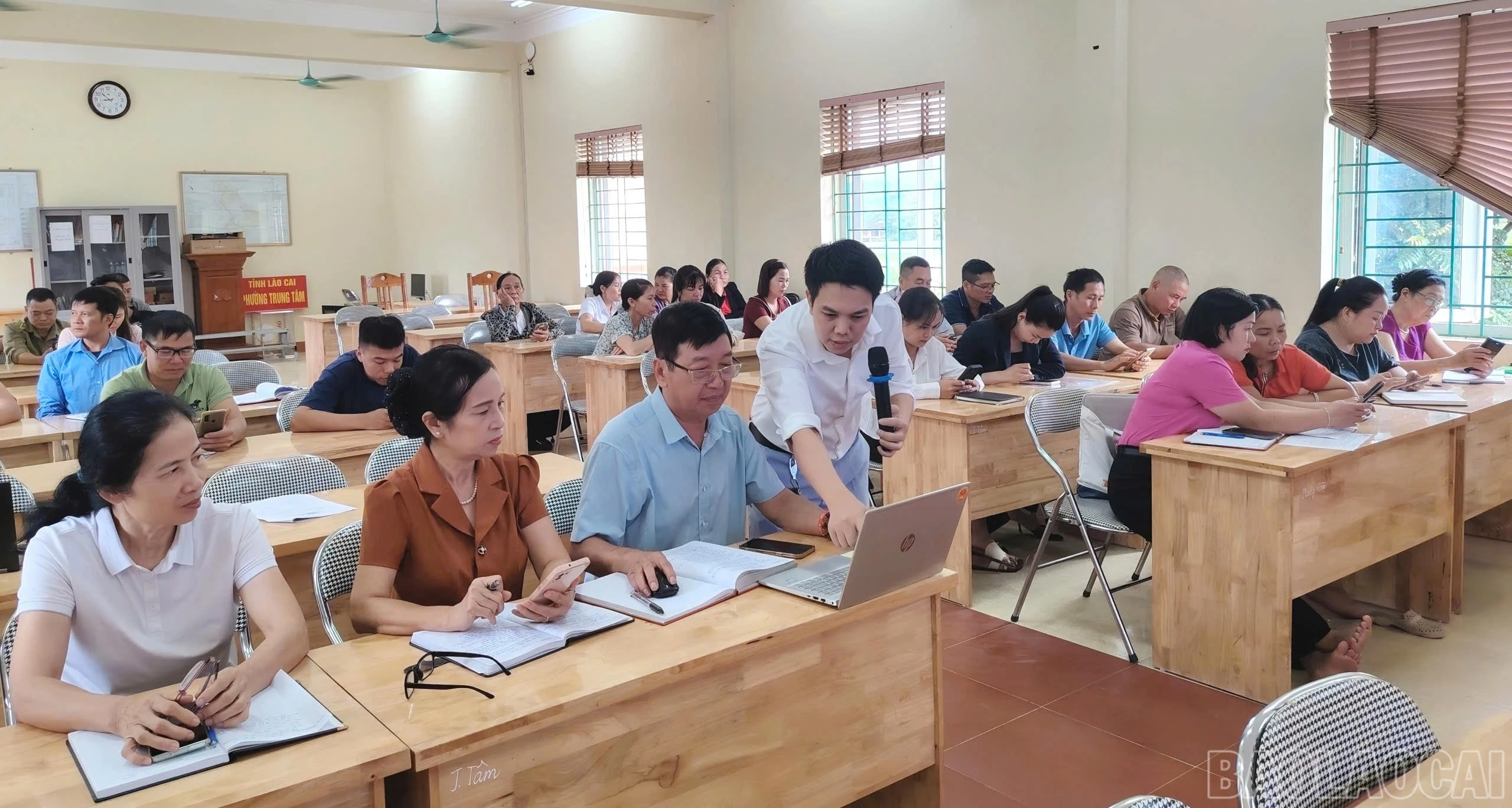 baolaocai-br_huong-dan-thao-tac-thuc-hien-thu-tuc-hanh-chinh-tren-moi-truong-so-theo-phuong-cham-cam-tay-chi-viec-5.jpg