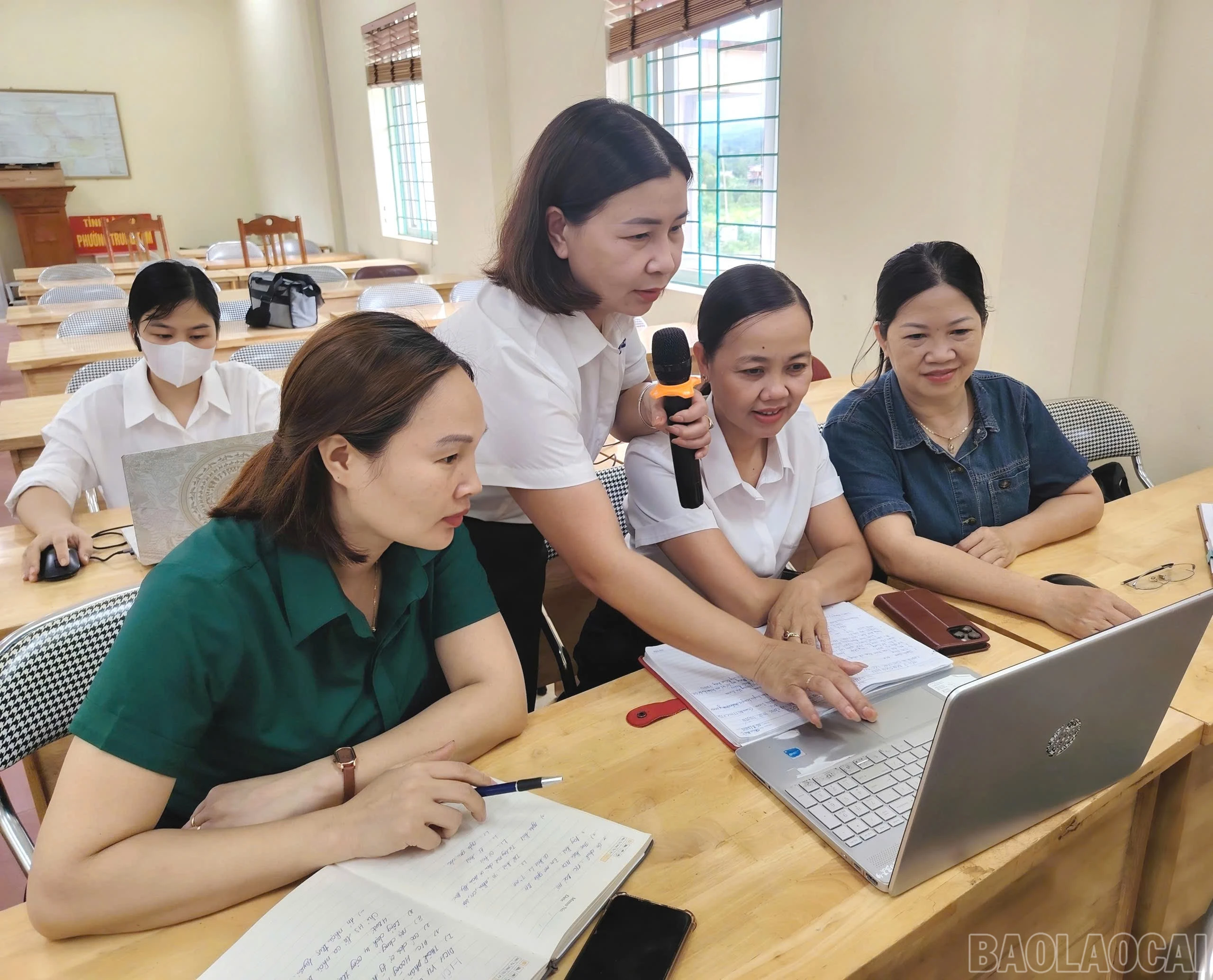 baolaocai-br_huong-dan-thao-tac-thuc-hien-thu-tuc-hanh-chinh-tren-moi-truong-so-theo-phuong-cham-cam-tay-chi-viec-2.jpg