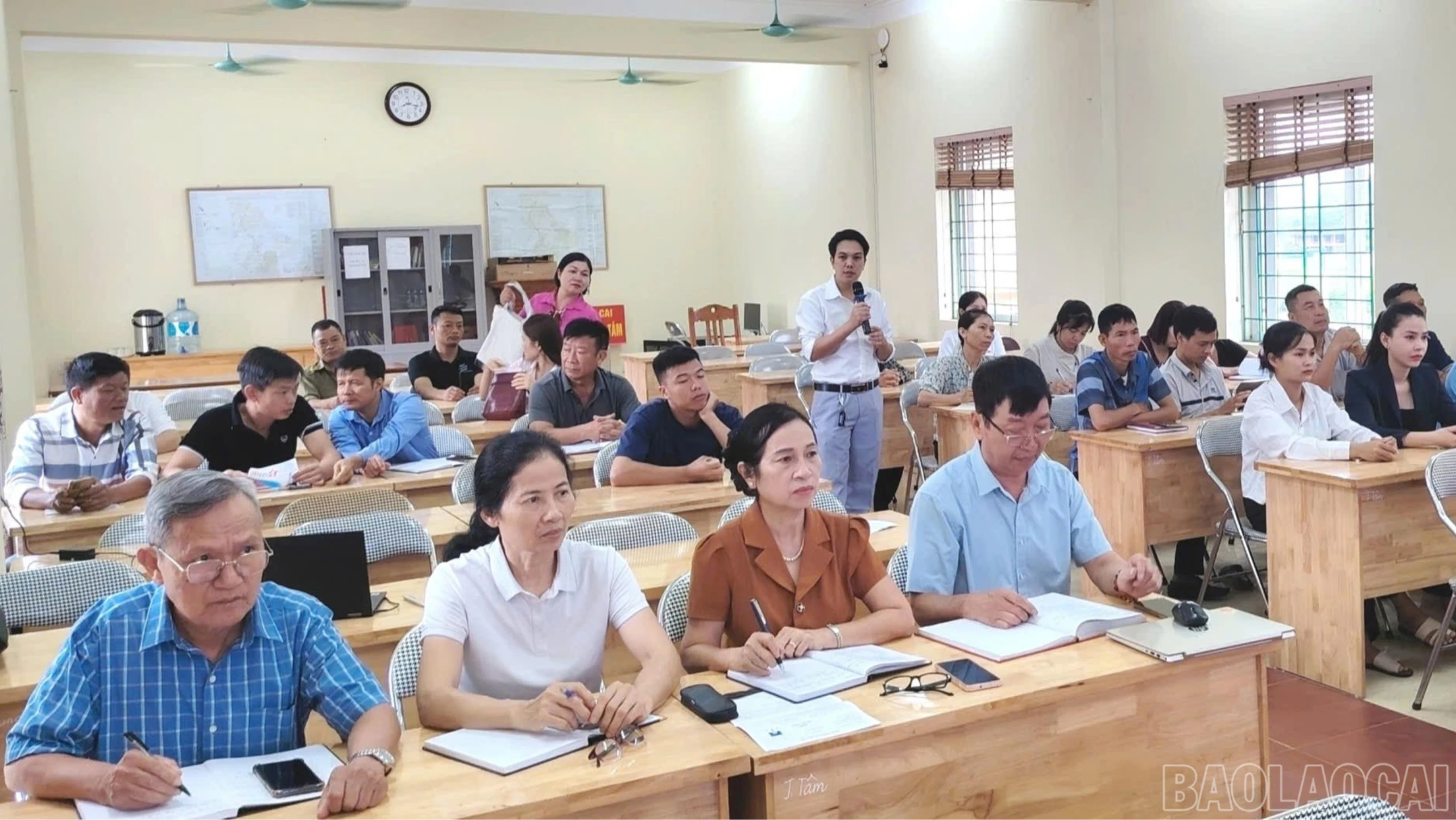 baolaocai-br_chuyen-vien-trung-tam-phuc-vu-hanh-chinh-cong-phuong-trung-tam-truc-tiep-huong-dan-cac-noi-dung-ve-dich-vu-cong-truc-tuyen-2-8793.jpg