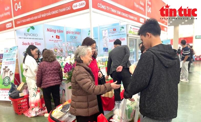Người tiêu dùng thích thú mua sắm các sản phẩm nấm Kinoko.