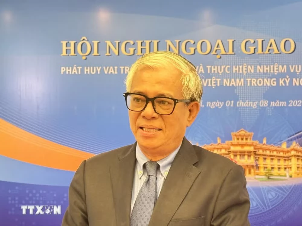 Nguyên Thứ trưởng Bộ Ngoại giao, Đại sứ Phạm Quang Vinh trả lời phỏng vấn. (Ảnh: Hải Ngọc/TTXVN)