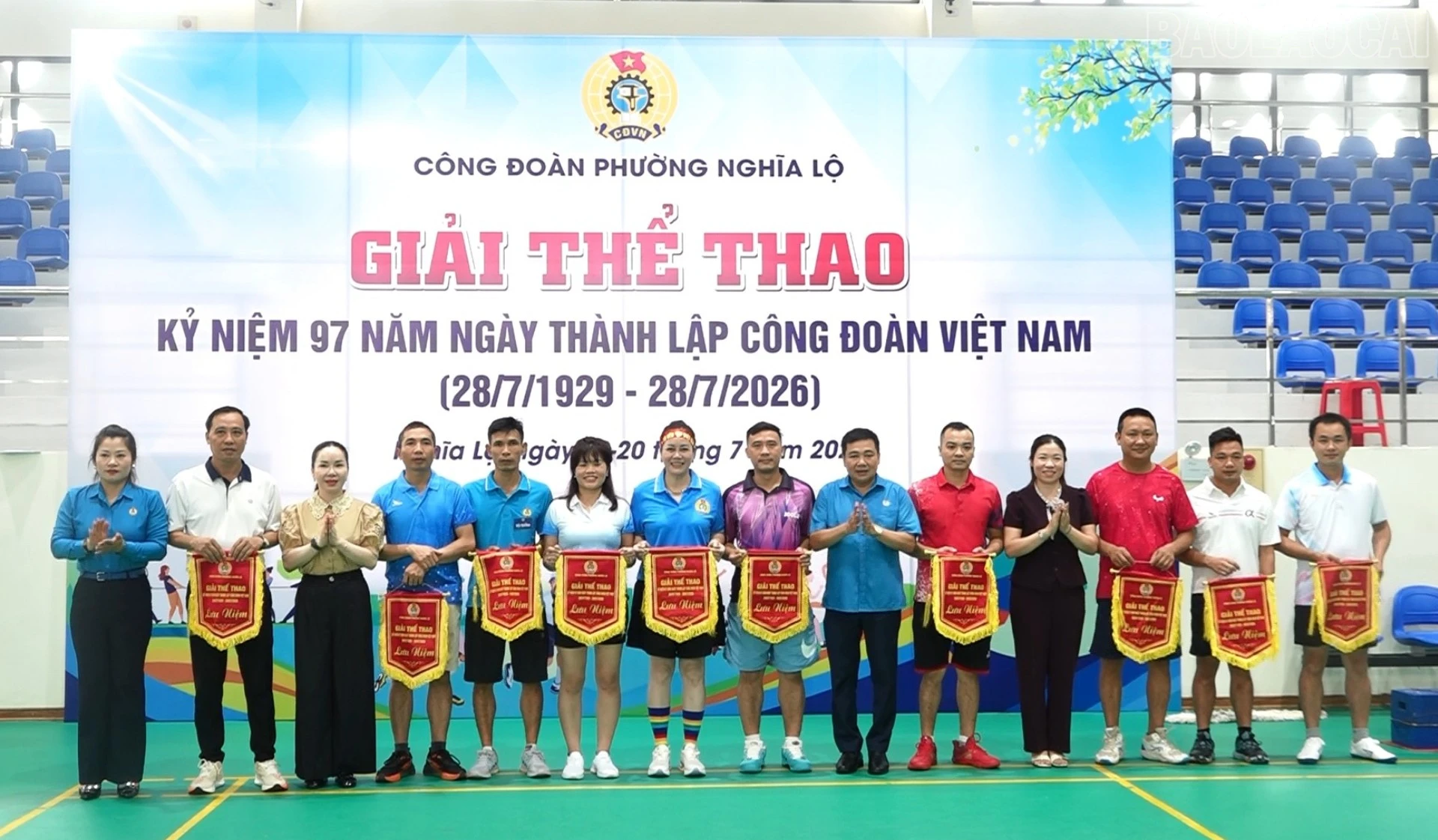 baolaocai-tr_btc-tang-co-luu-niem-cho-cac-doan-tham-du-985.jpg