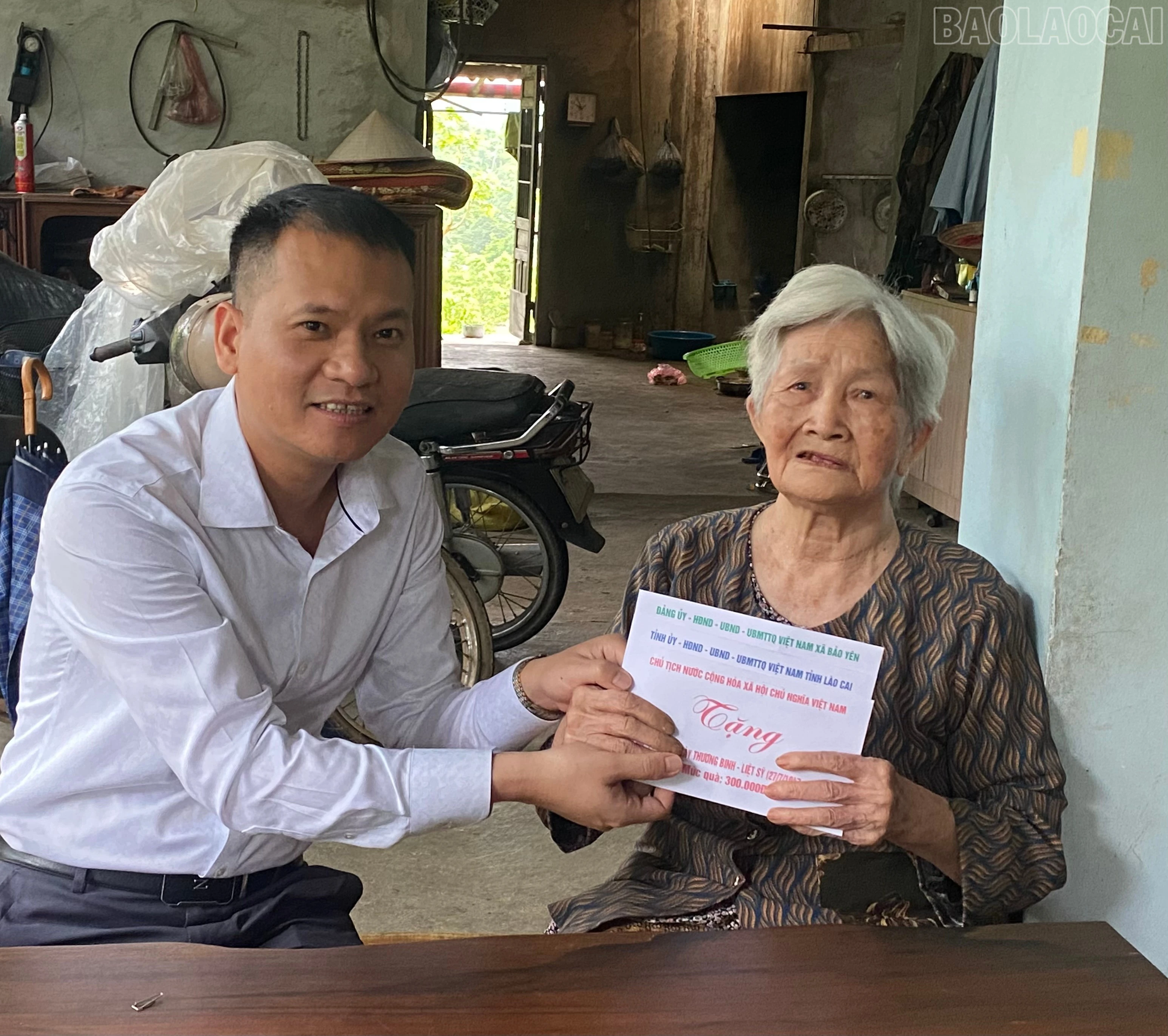 baolaocai-tr_dc-chi-trinh-tien-duat-pho-chu-tich-ubnd-xa-tham-tang-qua-cac-gi-dinh-nguoi-co-cong-tren-dia-ban-4.jpg